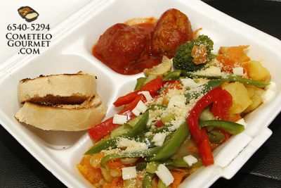 Albondiga con Vegetales Salteados